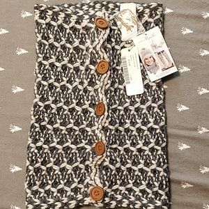 NWT simply Noelle button neck cowl
